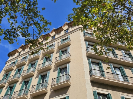 Gran Vía de les Corts Catalanes / Passeig Sant Joan (243m2)
